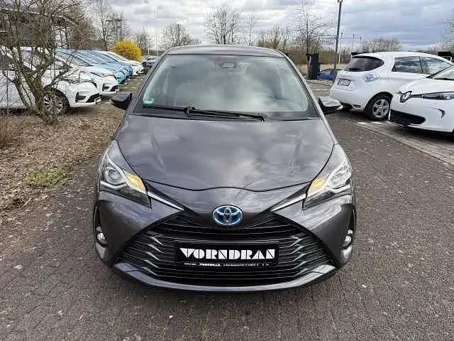 Grey metallic (metallic) Gebraucht 2019 Toyota Yaris Hybrid Club Limousine | 15.990 € (Fairer Preis) - Bild 1/3