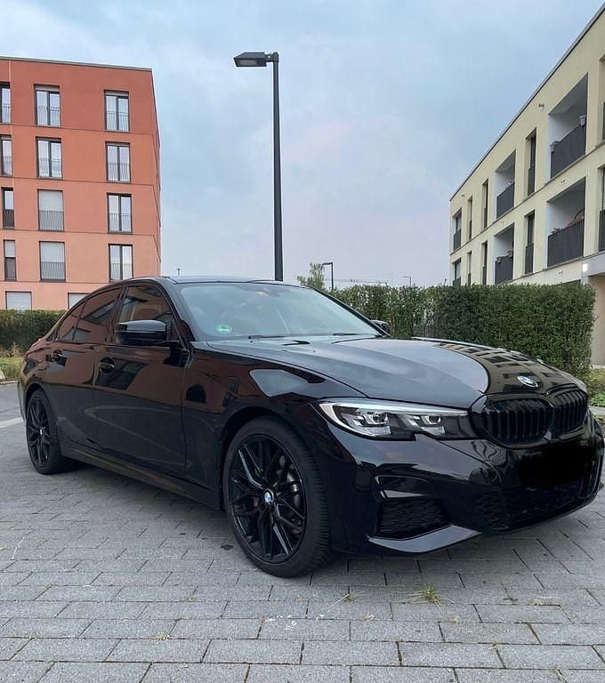 Schwarz Gebraucht 2022 BMW 330e Sport Line Limousine | 29.950 € (Fairer Preis) - Bild 1/4