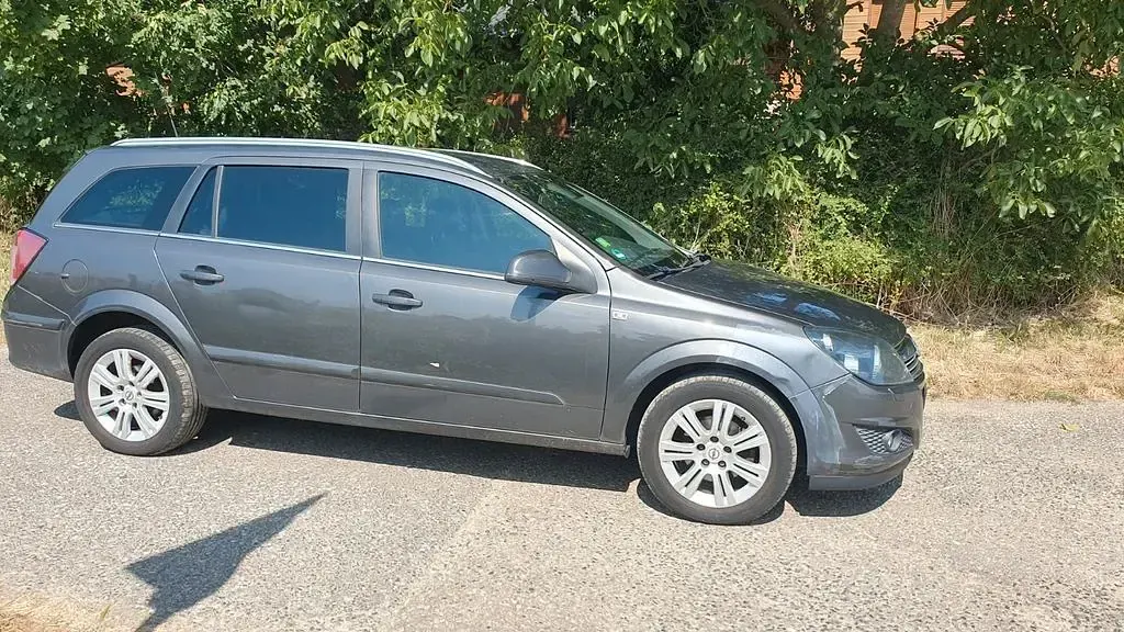 Gebraucht Opel Astra Edition 110 PS (80 kW) 2010 Grau Limousine