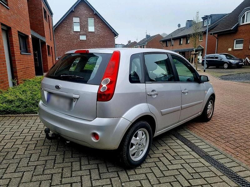 Gebraucht Ford Fiesta 80 PS (58 kW) 2008 Grau Kleinwagen