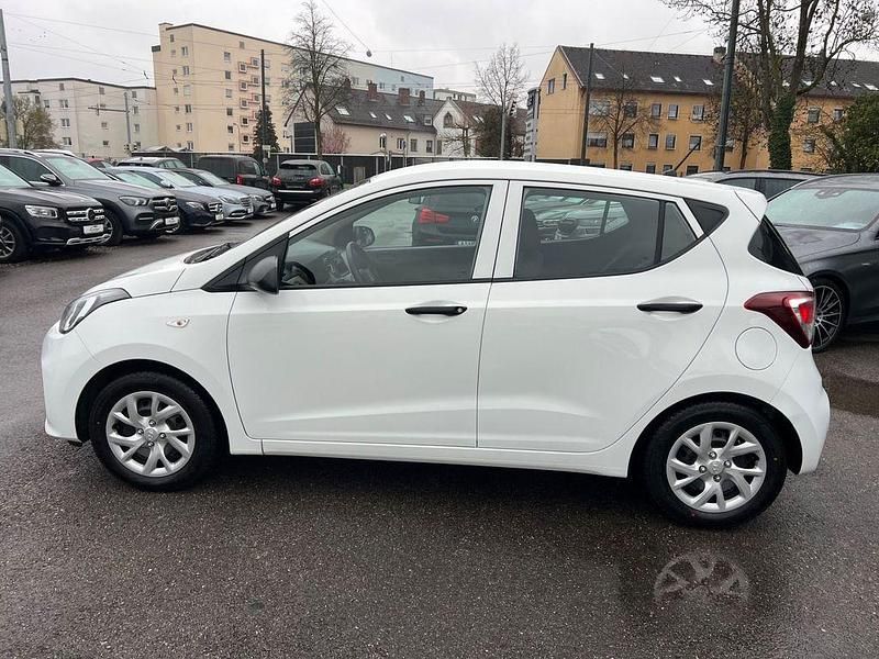 Gebraucht Hyundai i10 Basis 67 PS (49 kW) 2017 Weiß Kleinwagen
