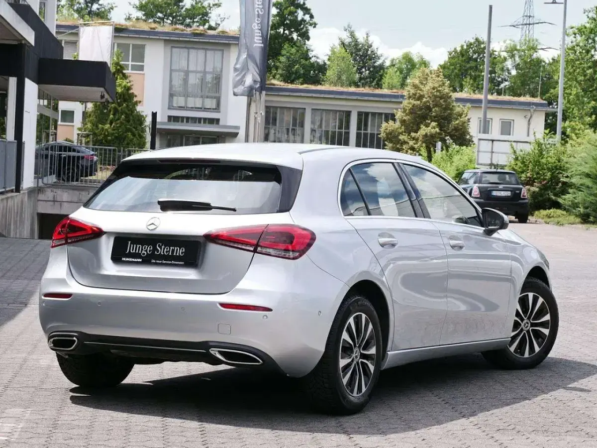 Gebraucht Mercedes A200 Progressive 163 PS (119 kW) 2021 Iridiumsilber metallic Limousine