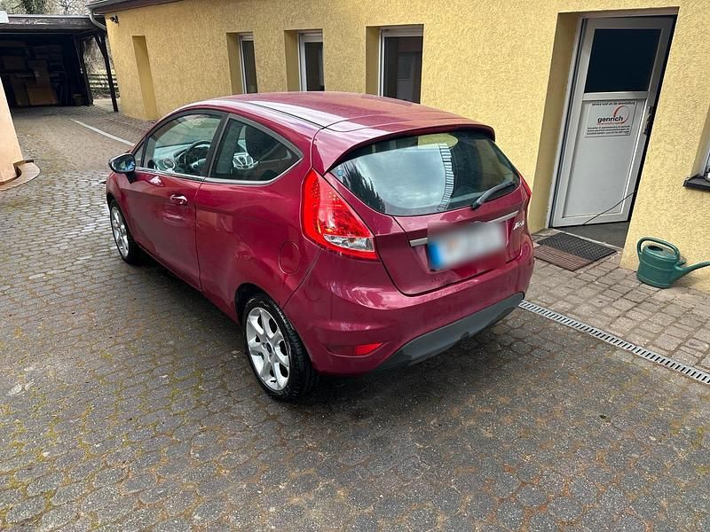 Gebraucht Ford Fiesta 96 PS (70 kW) 2009 Rot Kleinwagen
