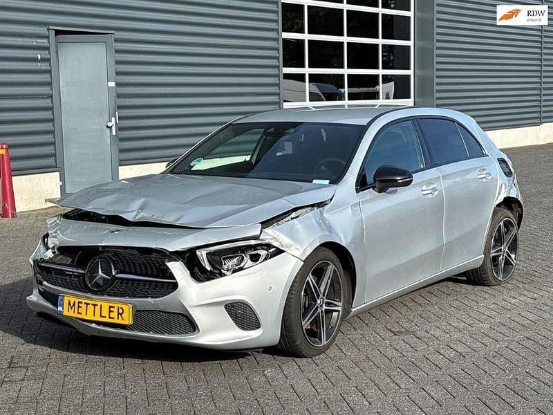 Grau Gebraucht 2018 Mercedes A200 Premium Limousine | 8.950 € - Bild 1/4