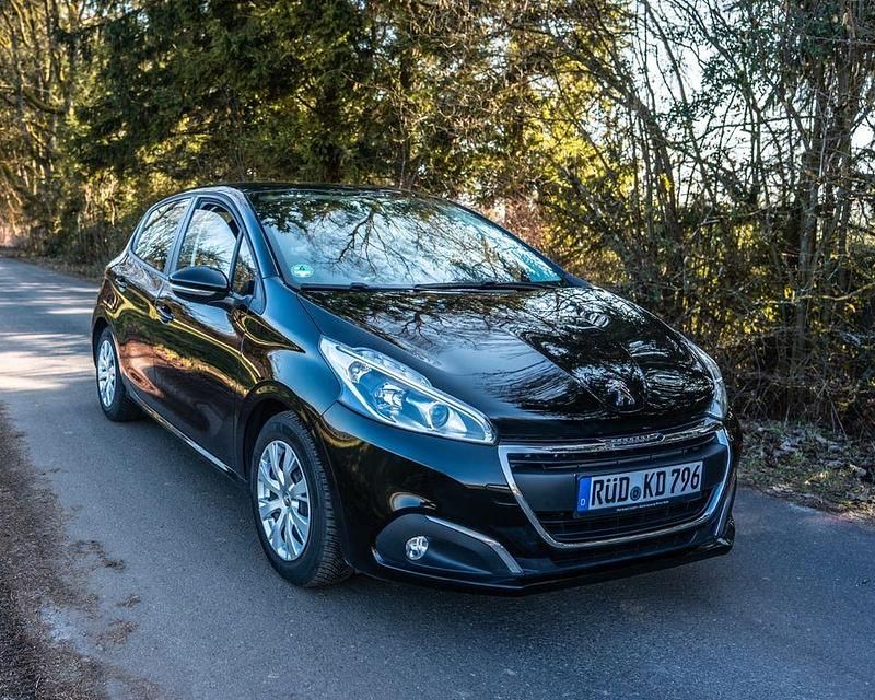 Gebraucht Peugeot 208 Active 83 PS (61 kW) 2019 Schwarz Kleinwagen