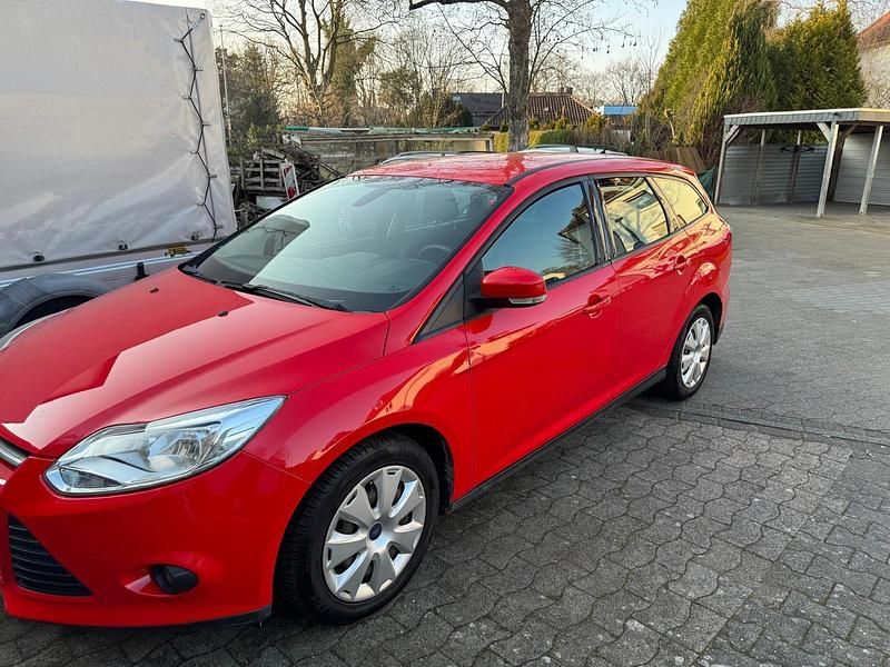 Gebraucht Ford Focus 100 PS (73 kW) 2013 Rot Kleinwagen