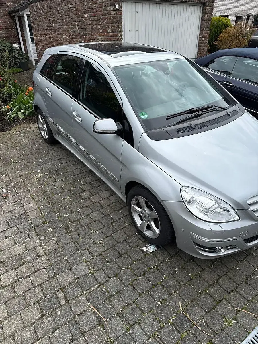 Gebraucht Mercedes B200 136 PS (100 kW) 2009 Silber Van / Kleinbus