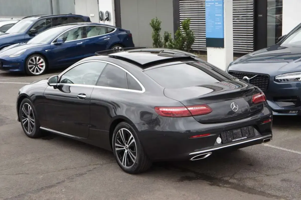 Gebraucht Mercedes E300 Avantgarde 258 PS (189 kW) 2023 Grün Coupé