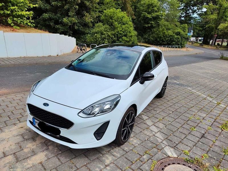 Weiß Gebraucht 2017 Ford Fiesta Trend Kleinwagen | 10.200 € (Fairer Preis) - Bild 1/4