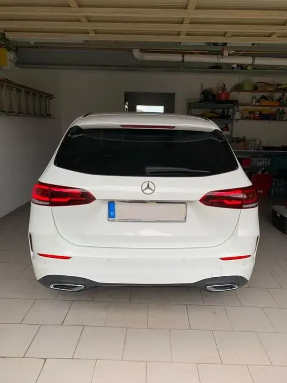 Gebraucht Mercedes B180 136 PS (100 kW) 2019 Weiß Kleinwagen