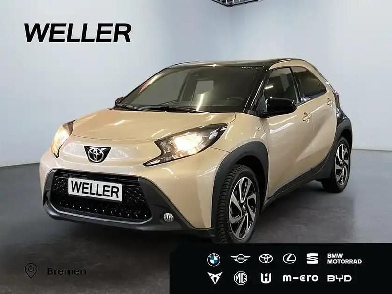 Gebraucht Toyota Aygo 72 PS (52 kW) 2024 Ginger beige / night sky black Kleinwagen