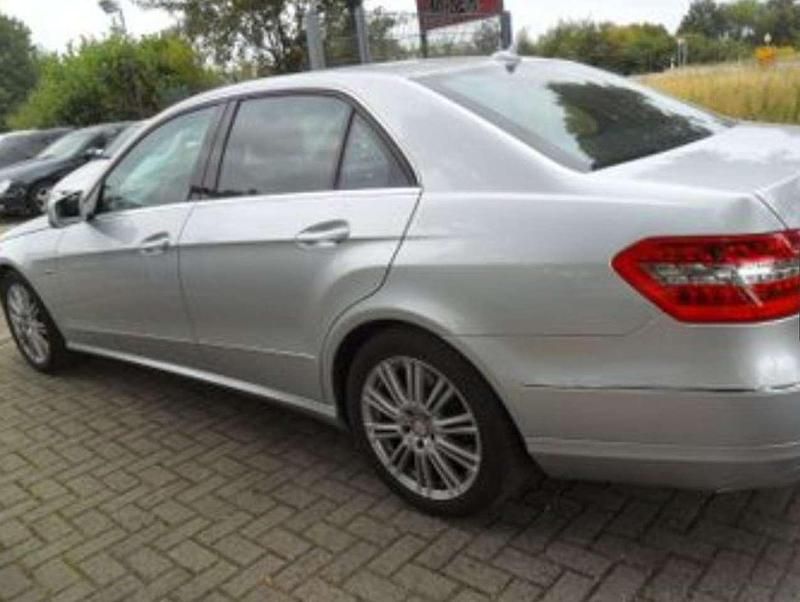 Silber Gebraucht 2011 Mercedes E300 Limousine | 7.600 € (Guter Preis) - Bild 1/4