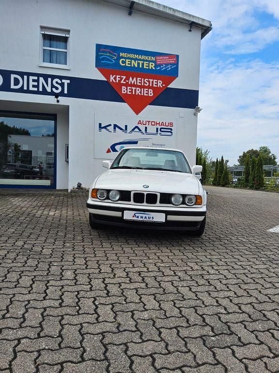 Weiß Gebraucht 1989 BMW 525 Limousine | 15.250 € - Bild 1/4