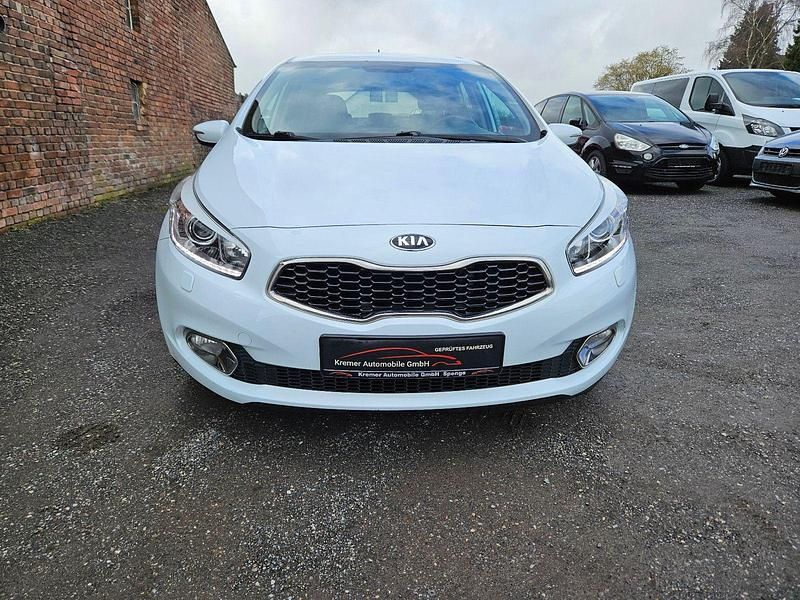 Gebraucht Kia Ceed Spirit 128 PS (94 kW) 2015 Weiß Kleinwagen