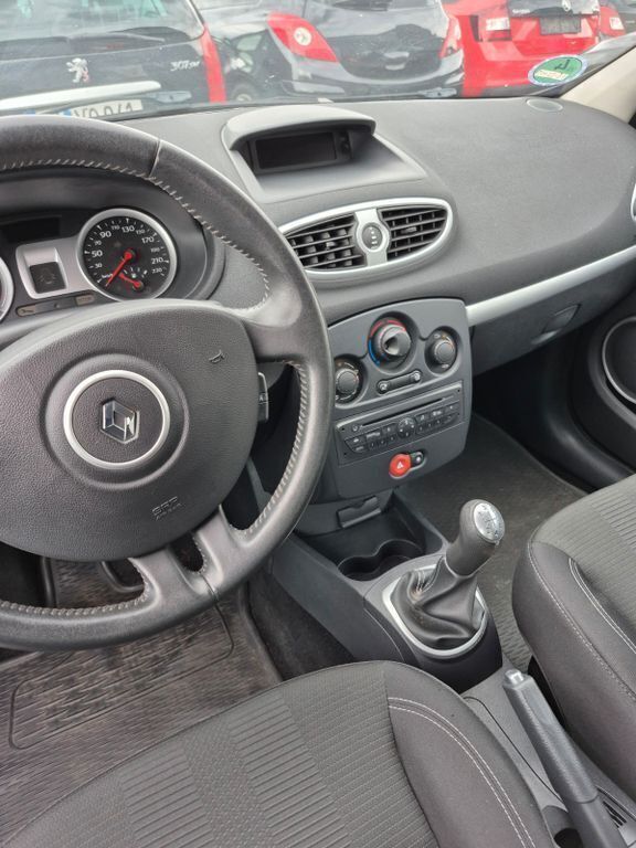 Grau Gebraucht 2010 Renault Clio II Dynamique Limousine | 4.200 € (Fairer Preis) - Bild 1/4