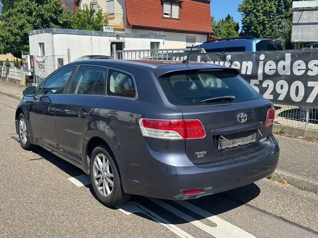 Gebraucht Toyota Avensis Edition 126 PS (92 kW) 2011 Grau Kombi