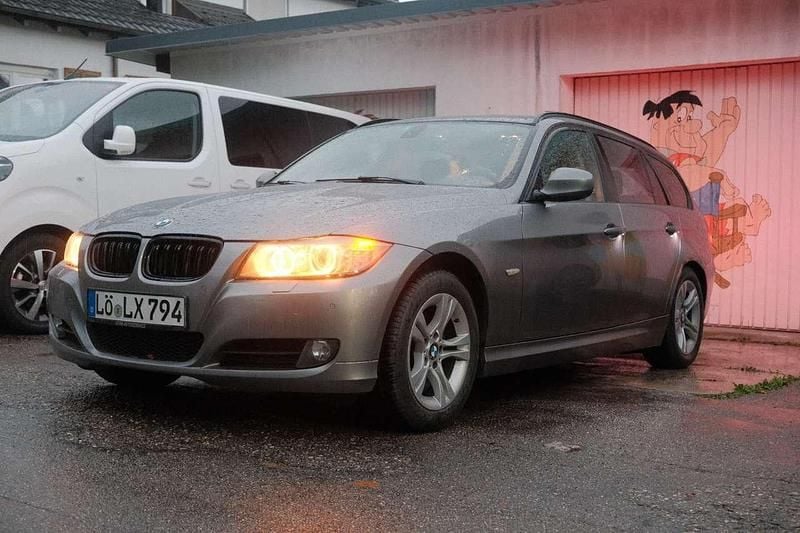 Grau Gebraucht 2010 BMW 320 Kombi | 3.900 € (Superpreis) - Bild 1/4