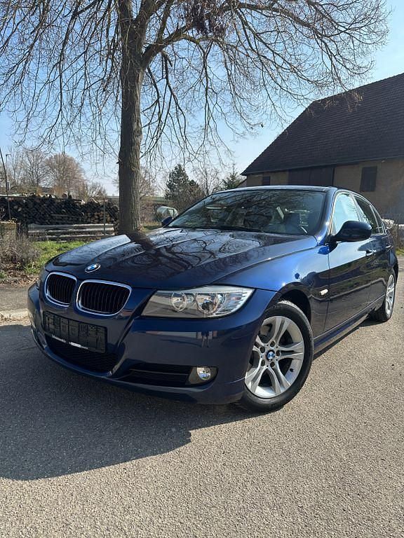 Gebraucht BMW 320 170 PS (125 kW) 2011 Schwarz Limousine