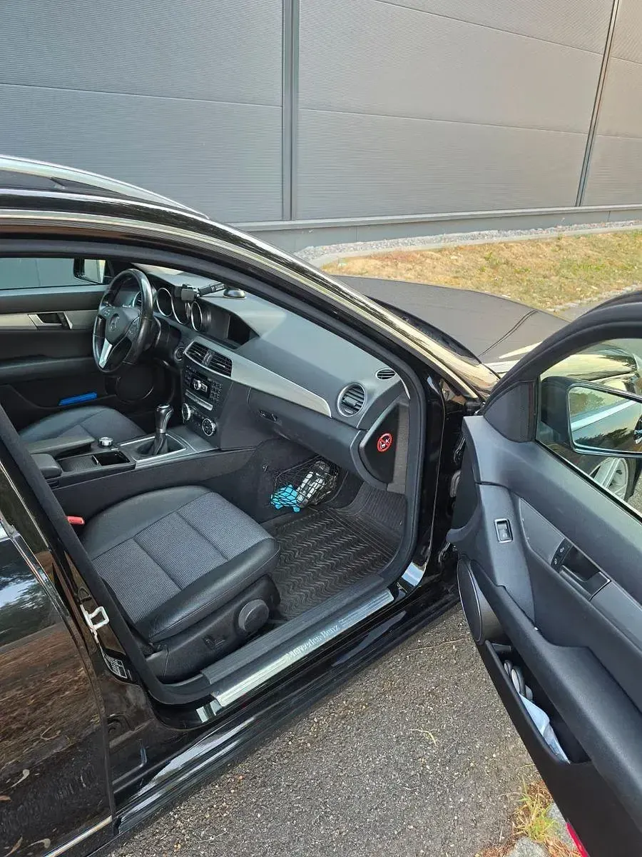 Gebraucht Mercedes C200 Elegance 136 PS (100 kW) 2014 Schwarz Limousine