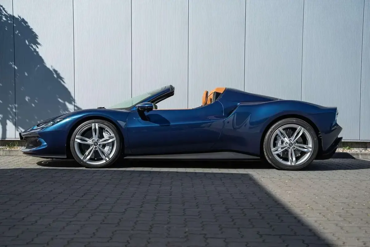 Używany Ferrari 296 829 KM (609 kW) 2025 Niebieski Kabriolet