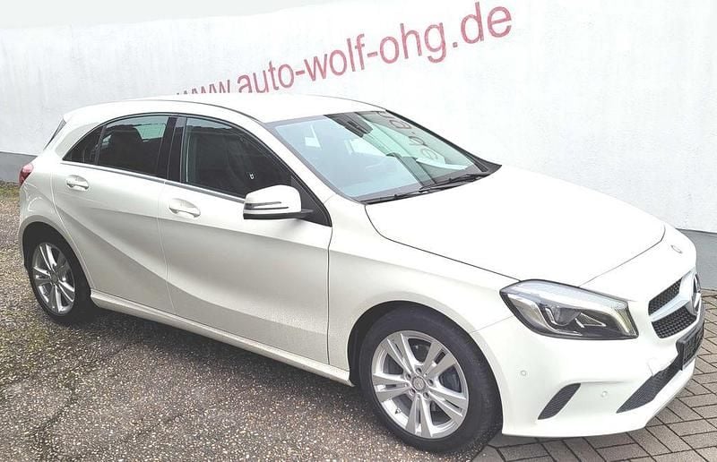 Gebraucht Mercedes A180 Urban 122 PS (89 kW) 2015 Weiß Limousine