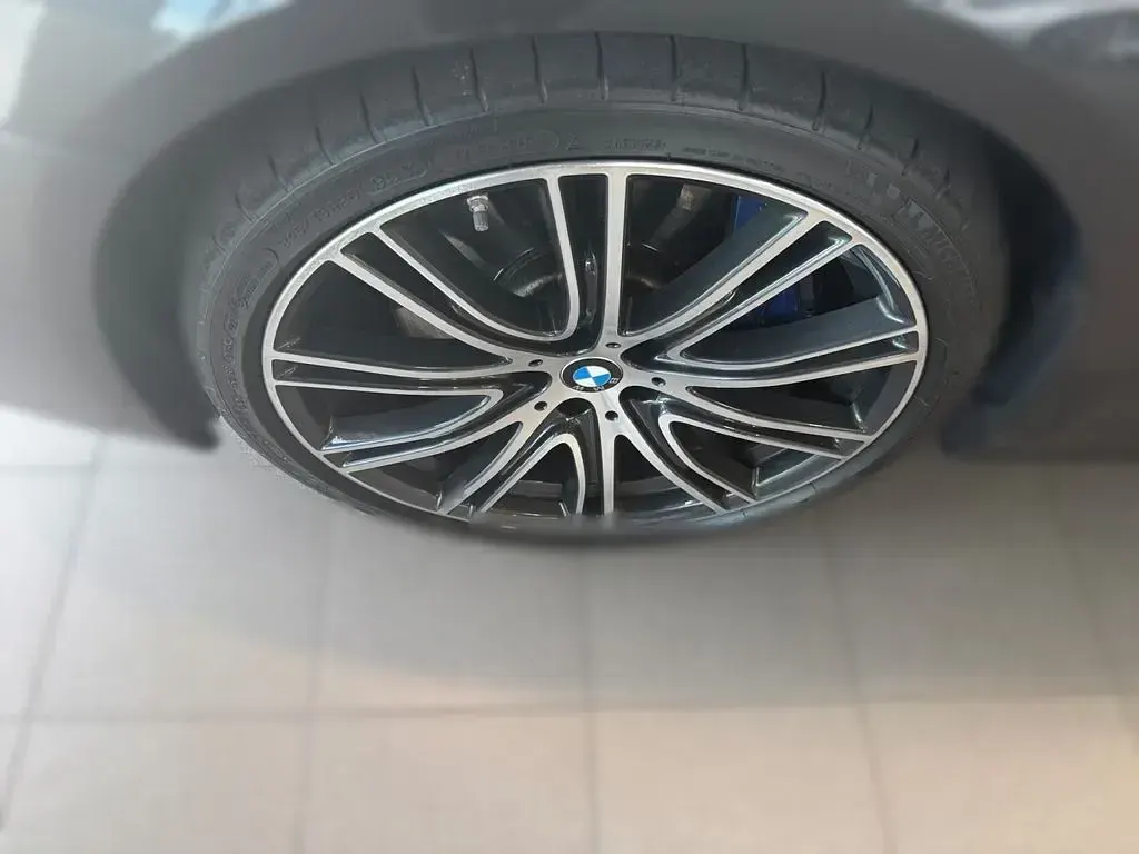 Gebraucht BMW M550 Shadowline 530 PS (389 kW) 2020 Grau Limousine