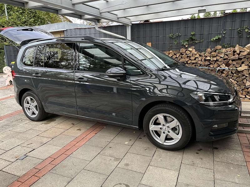 Grau Gebraucht 2024 VW Touran Comfortline Van / Kleinbus | 35.900 € (Etwas zu teuer) - Bild 1/4