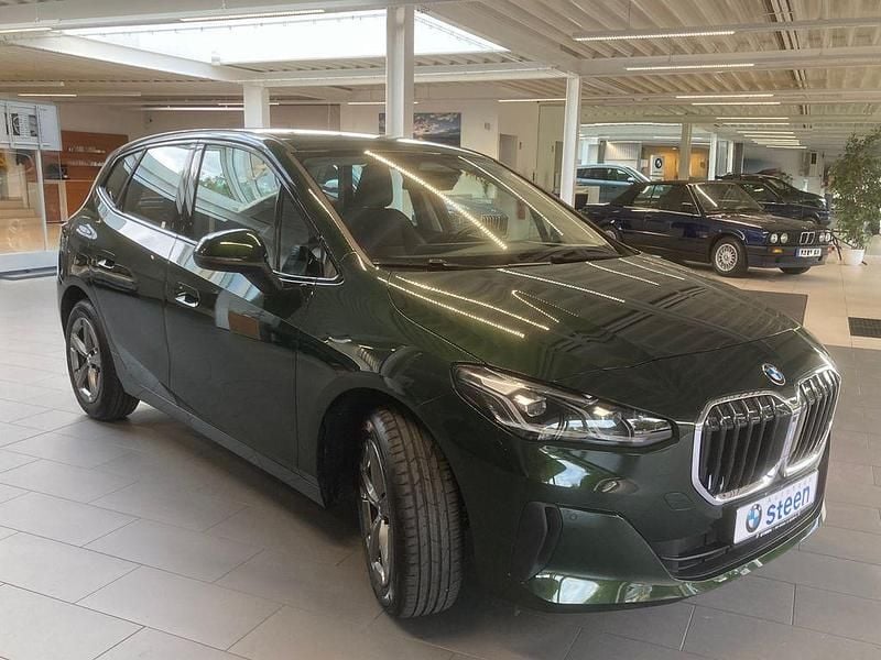 Sanremo green metallic Gebraucht 2024 BMW 218 Active Tourer Van / Kleinbus | 32.490 € (Fairer Preis) - Bild 1/4