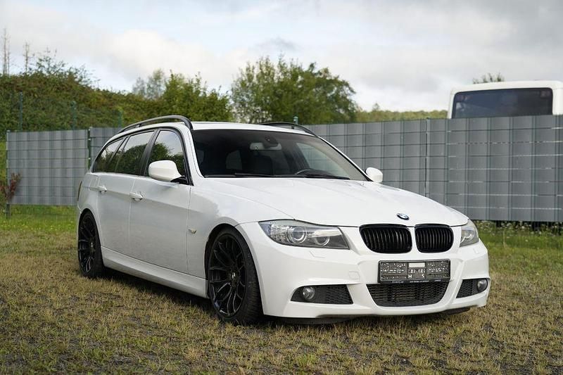 Weiß Gebraucht 2009 BMW 330 Performance Kombi | 10.999 € (Teuer) - Bild 1/4