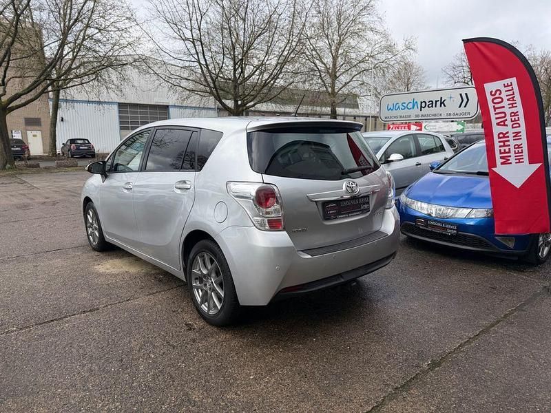 Gebraucht Toyota Verso Executive 124 PS (91 kW) 2013 Silber Van / Kleinbus