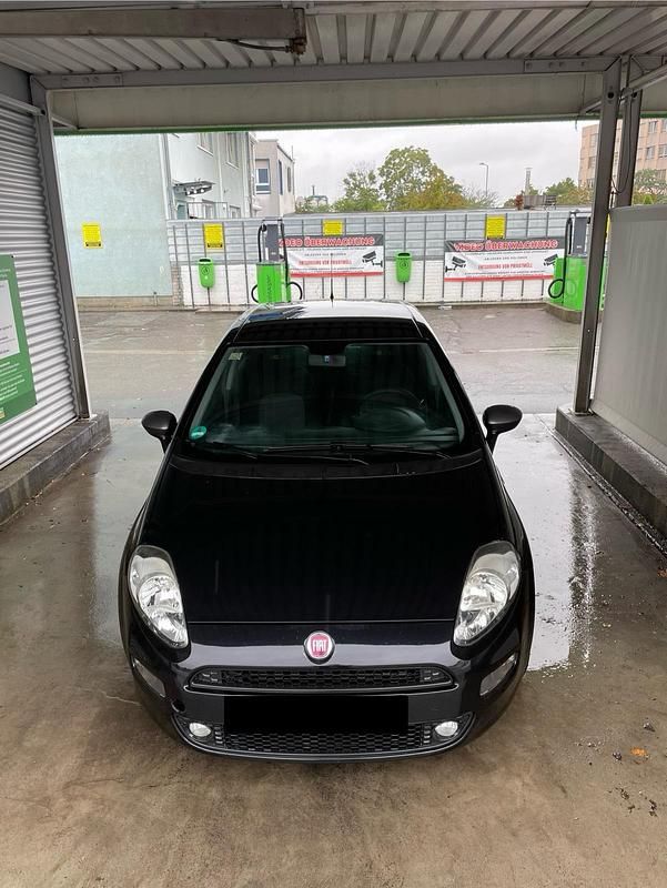 Schwarz Gebraucht 2015 Fiat Punto Young Kleinwagen | 6.399 € (Etwas zu teuer) - Bild 1/4