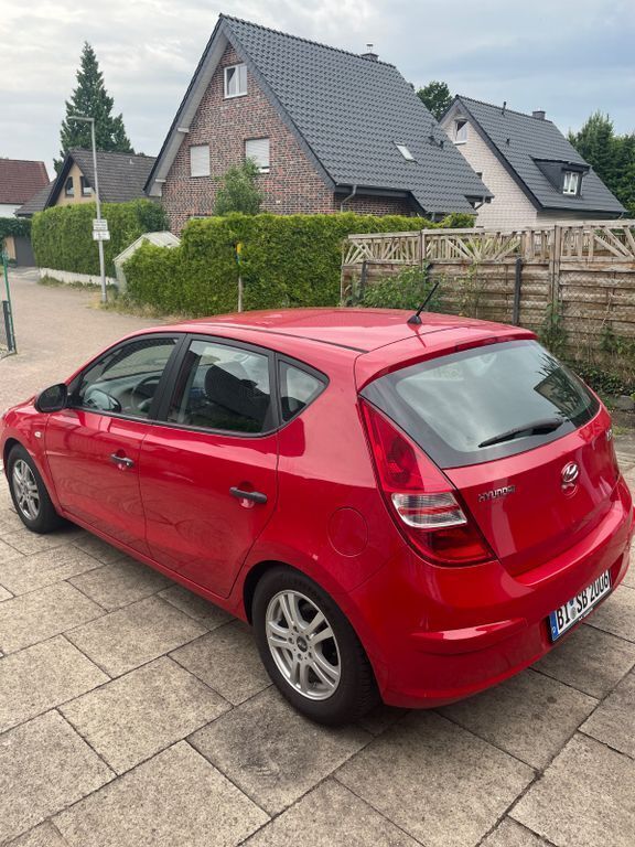Rot Gebraucht 2009 Hyundai i30 Edition Limousine | 3.000 € (Fairer Preis) - Bild 1/4
