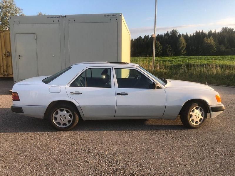 Gebraucht Mercedes E300 179 PS (131 kW) 1990 Weiß Limousine