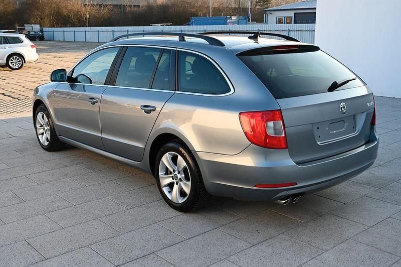 Gebraucht Skoda Superb Ambition 170 PS (125 kW) 2011 Grau Limousine