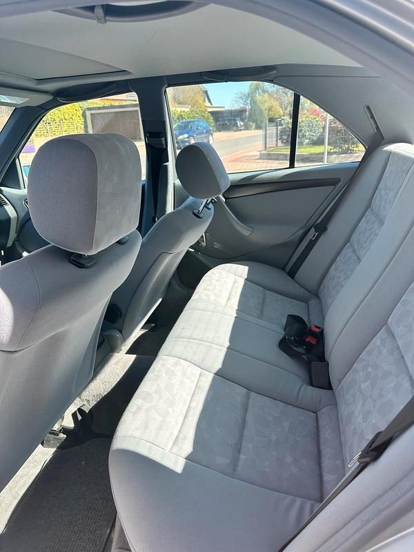 Second-hand Mercedes C180 Classic 122 CP (89 kW) 1997 Argintiu Berlinǎ