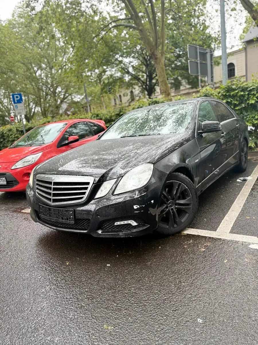 Gebraucht Mercedes E220 Avantgarde 170 PS (125 kW) 2010 Schwarz Limousine
