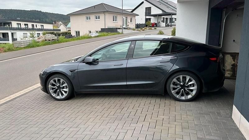 Grau Gebraucht 2023 Tesla Model 3 Limousine | 36.900 € (Teuer) - Bild 1/4