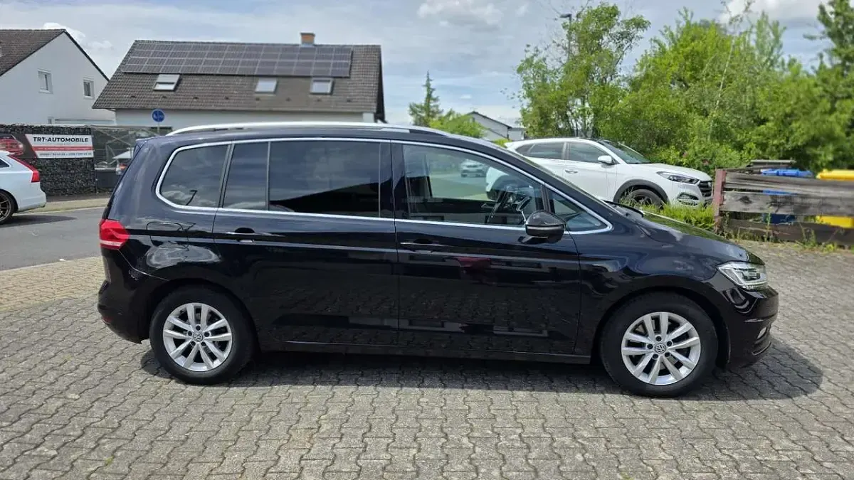 Gebraucht VW Touran Highline 150 PS (110 kW) 2017 Deep black perleffekt Van / Kleinbus