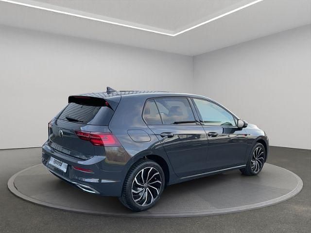 Gebraucht VW Golf VIII Active 131 PS (96 kW) 2022 Silber Limousine