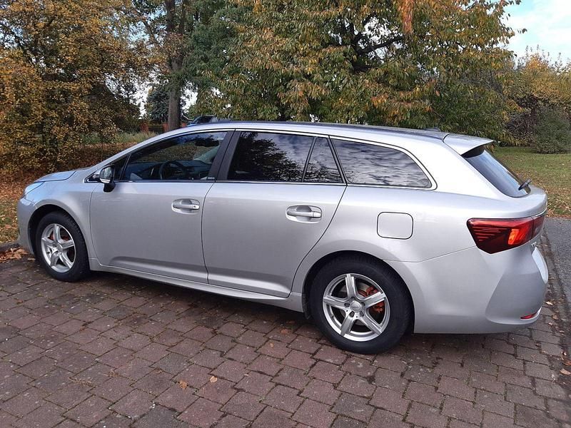 Silber Gebraucht 2016 Toyota Avensis Kombi | 17.500 € (Fairer Preis) - Bild 1/4