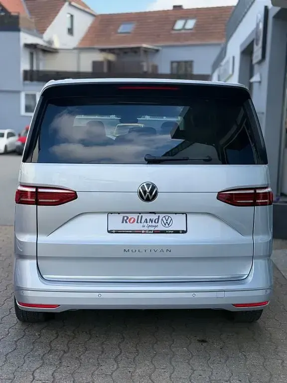 Używany VW T7 Style 150 KM (110 kW) 2024 Srebrny Van