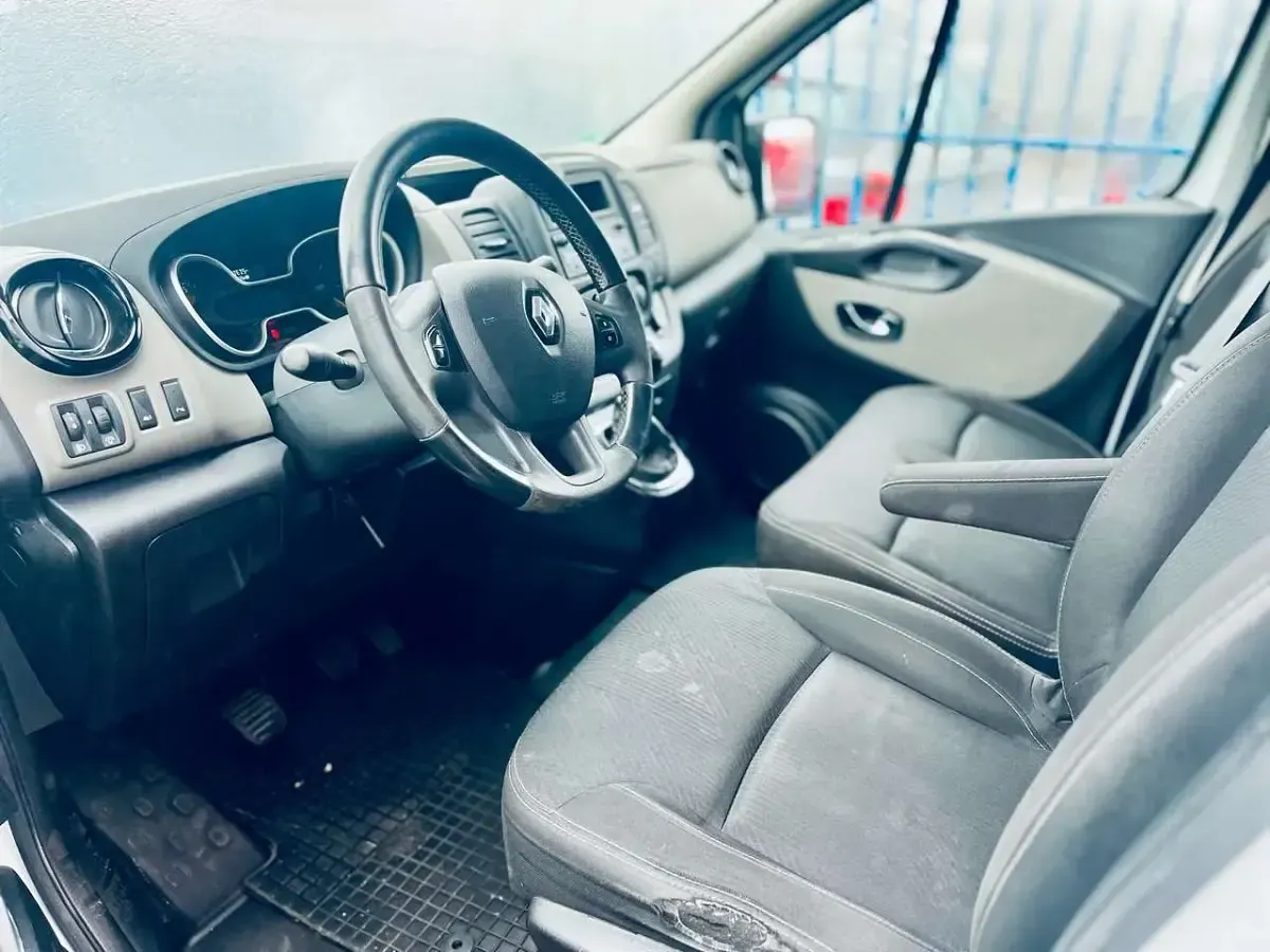 Gebraucht Renault Trafic Komfort 145 PS (106 kW) 2016 Gletscherweiss Van / Kleinbus