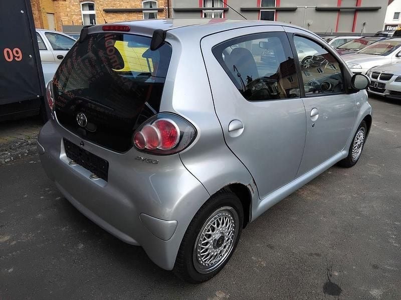 Gebraucht Toyota Aygo Cool 68 PS (50 kW) 2012 Silber Kleinwagen