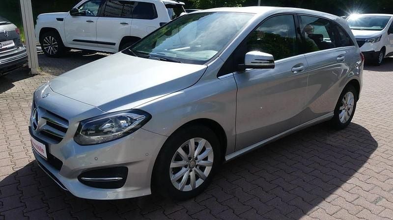 Silber Gebraucht 2016 Mercedes B200 Van / Kleinbus | 16.990 € (Fairer Preis) - Bild 1/4