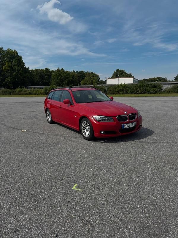 Rot Gebraucht 2009 BMW 320 Kombi | 3.999 € (Guter Preis) - Bild 1/4
