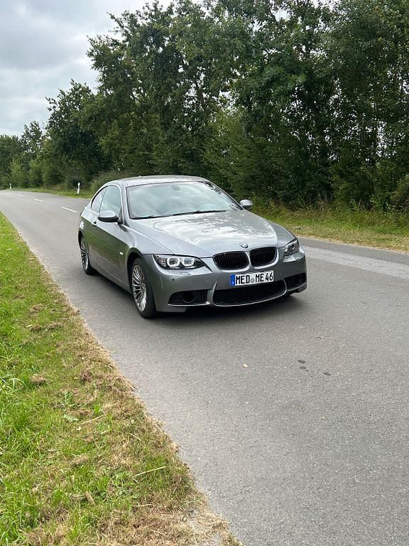 Silber Gebraucht 2007 BMW 330 Sport Line Coupé | 4.650 € - Bild 1/4