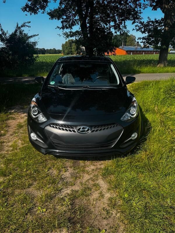 Schwarz Gebraucht 2013 Hyundai i30 Limousine | 4.500 € (Fairer Preis) - Bild 1/4
