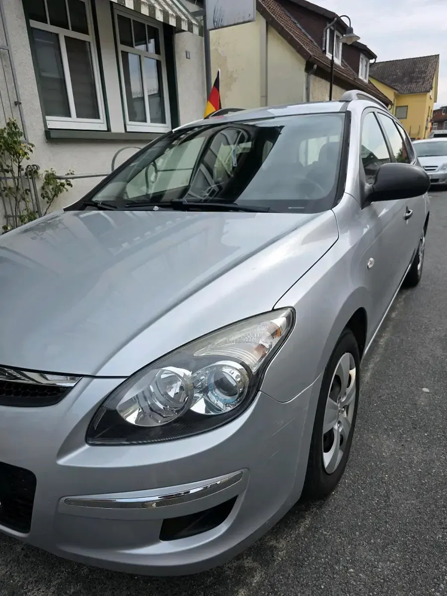 Gebraucht Hyundai i30 109 PS (80 kW) 2010 Silber Kombi