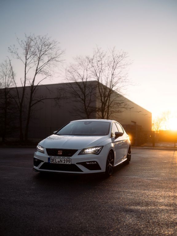 Weiß Gebraucht 2020 Cupra Leon Limousine | 23.800 € - Bild 1/4