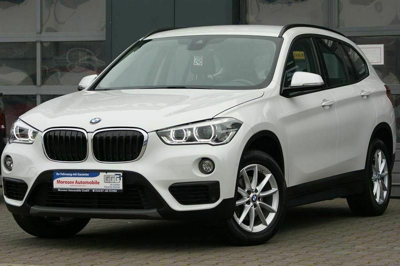 Mineralweiß metallic (metallic) Gebraucht 2017 BMW X1 Advantage SUV | 16.800 € (Fairer Preis) - Bild 1/4